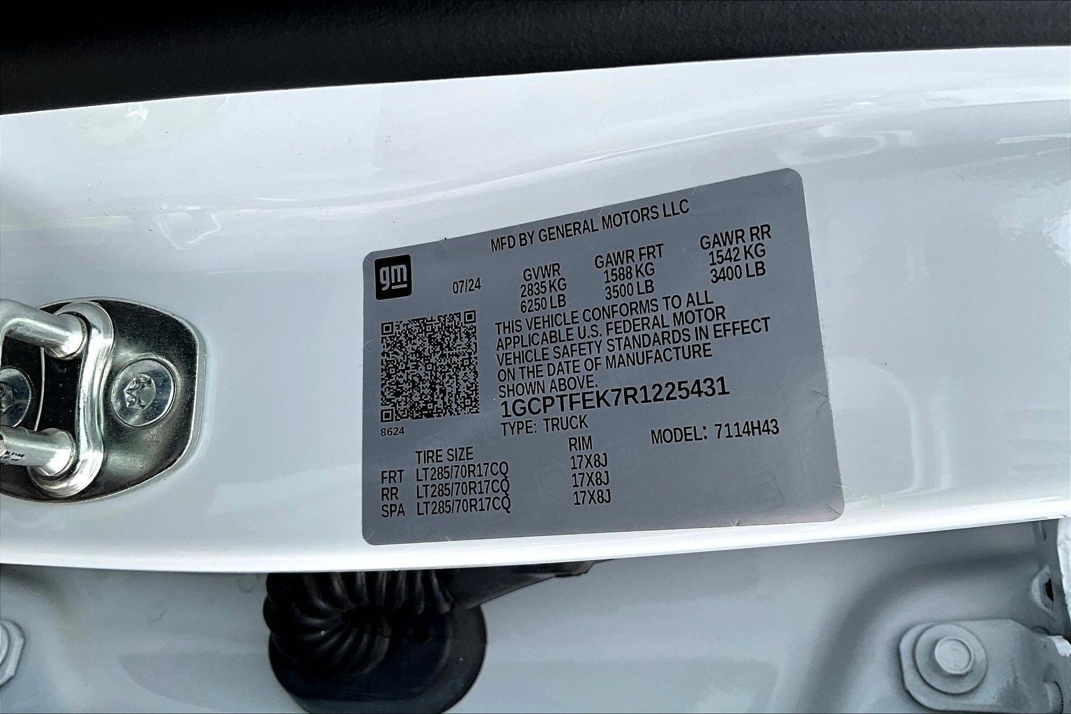 Used 2024 Chevrolet Colorado ZR2 w/ Technology Package AWD/4WD image 19