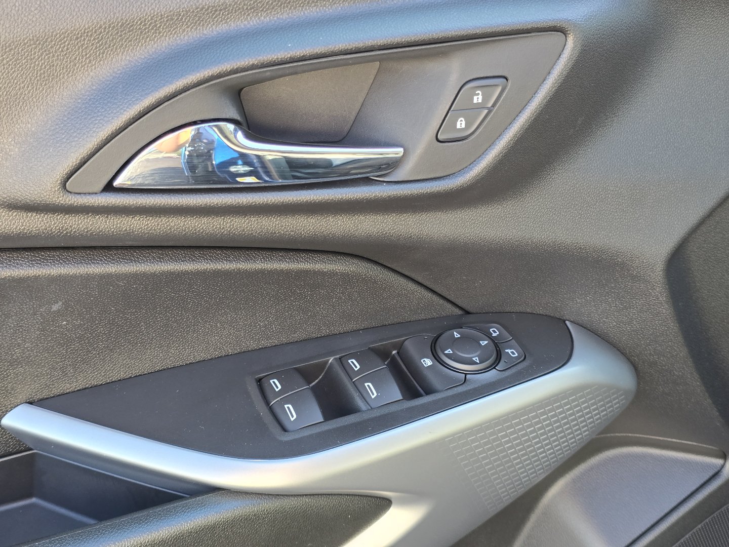 Used 2024 Chevrolet Trax LS w/ LS Convenience Package FWD image 28