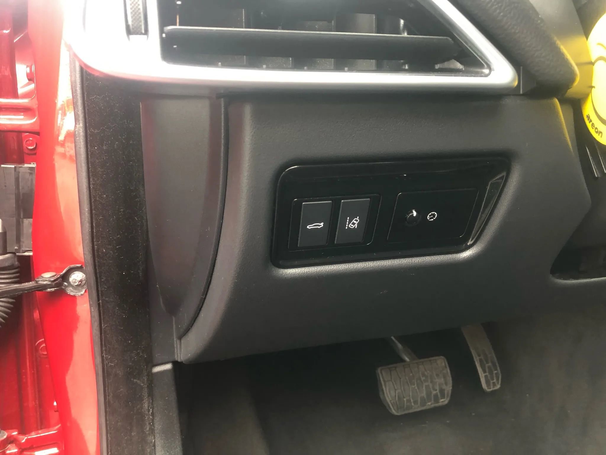 Used 2018 Jaguar XE Premium RWD image 13