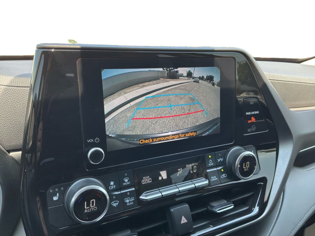 Used 2023 Toyota Highlander XLE FWD image 12