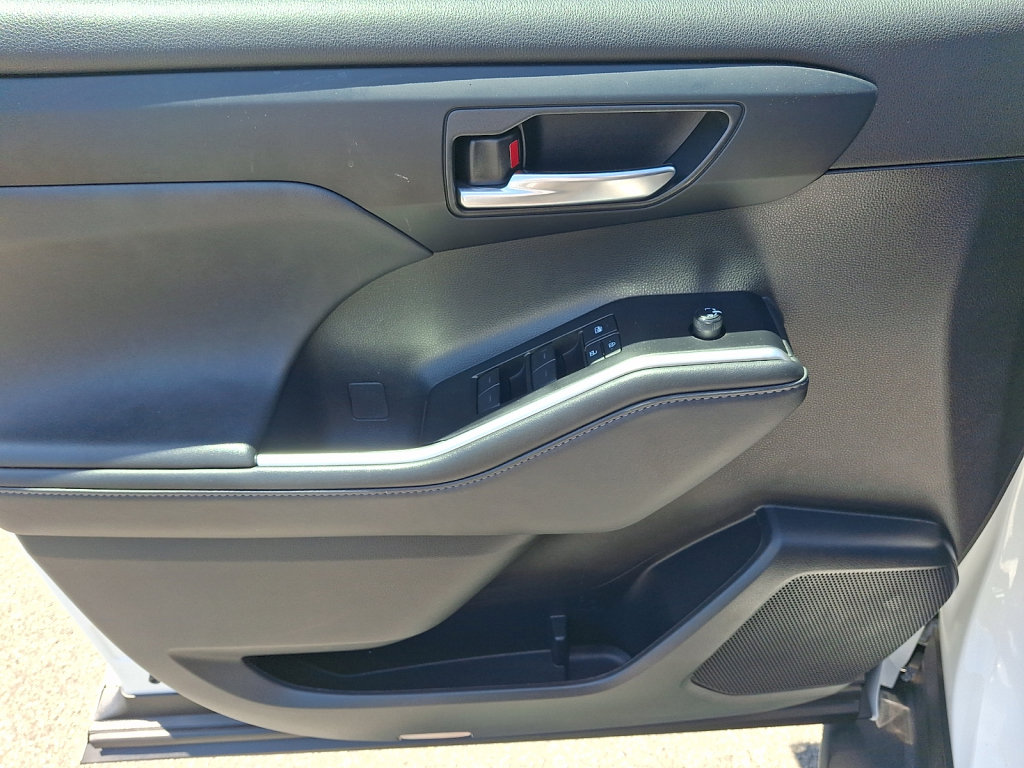 Used 2022 Toyota Highlander XLE AWD/4WD image 26