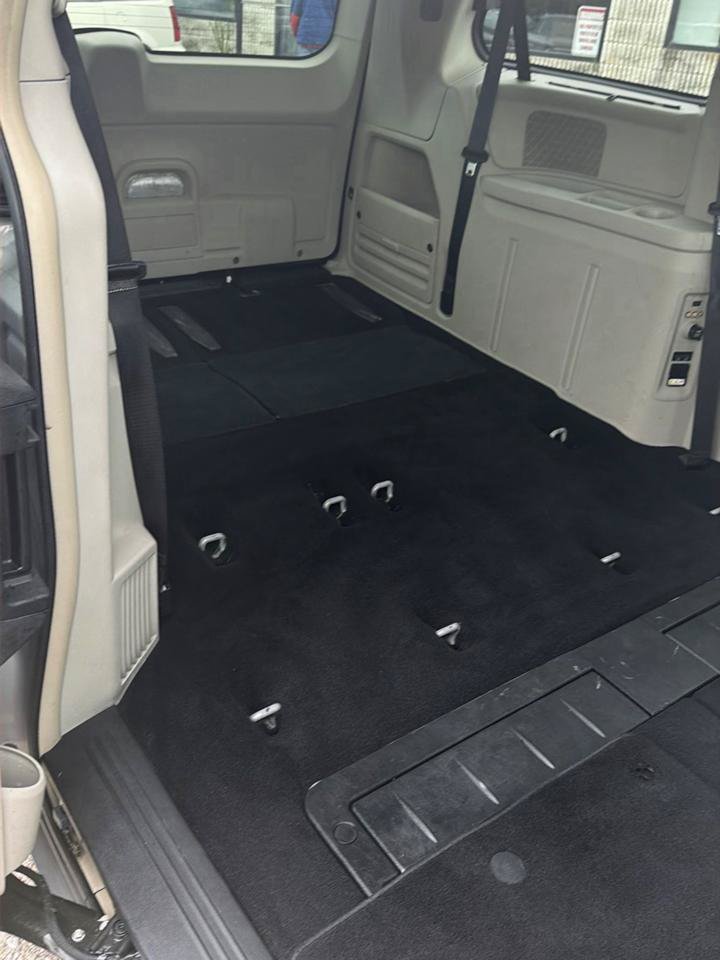 Used 2014 Chrysler Town & Country Touring-L w/ Driver Convenience Group FWD image 15