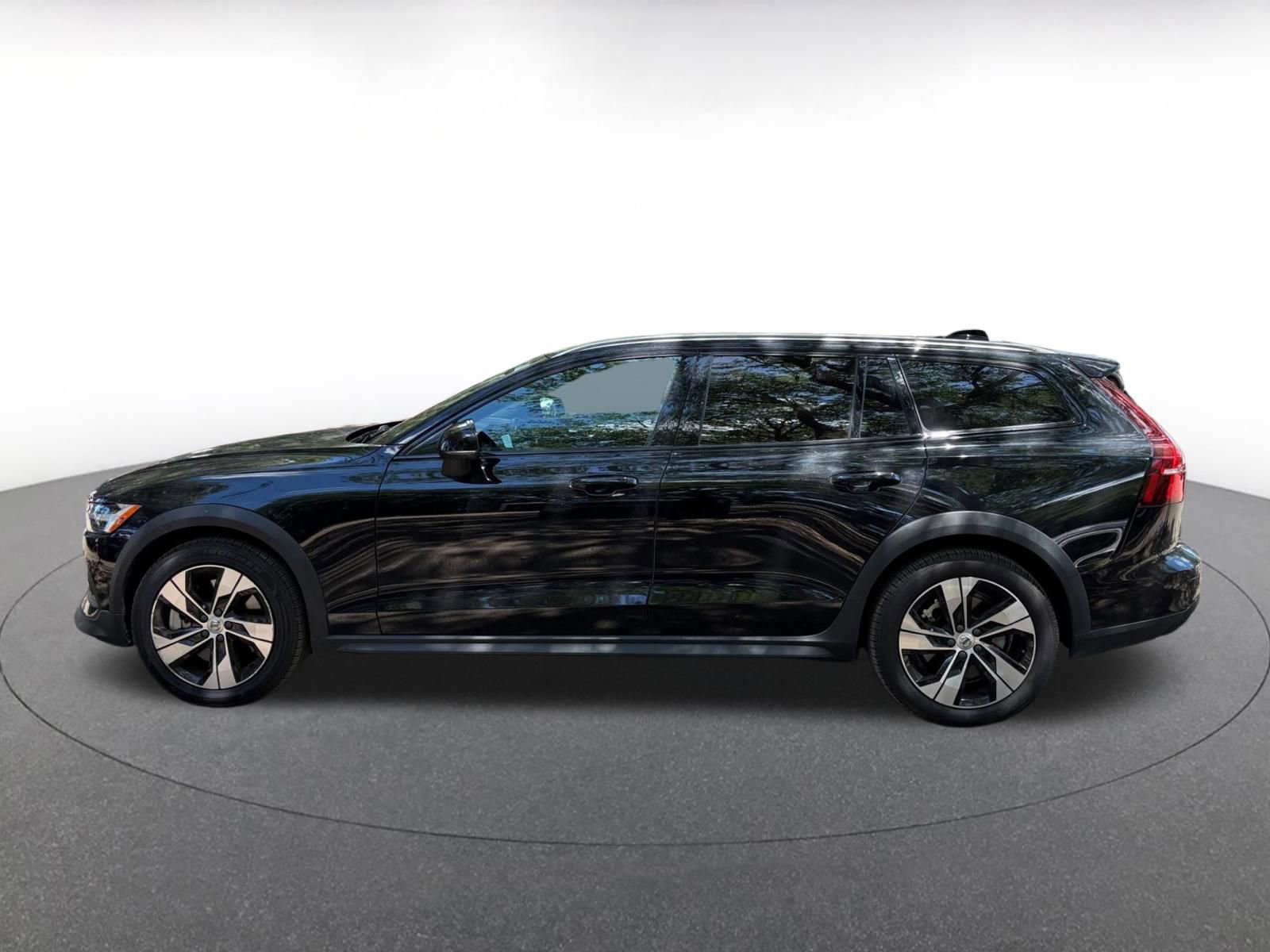 Used 2025 Volvo V60 B5 Cross Country Plus AWD/4WD image 4