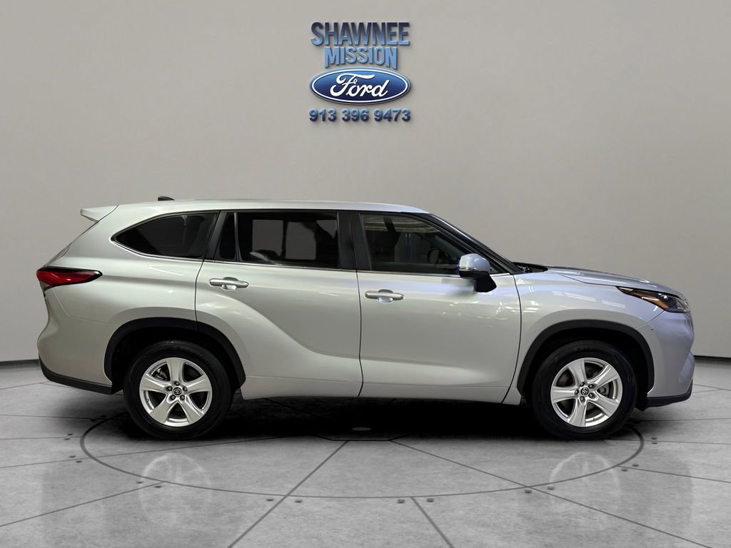 Used 2023 Toyota Highlander LE image 4