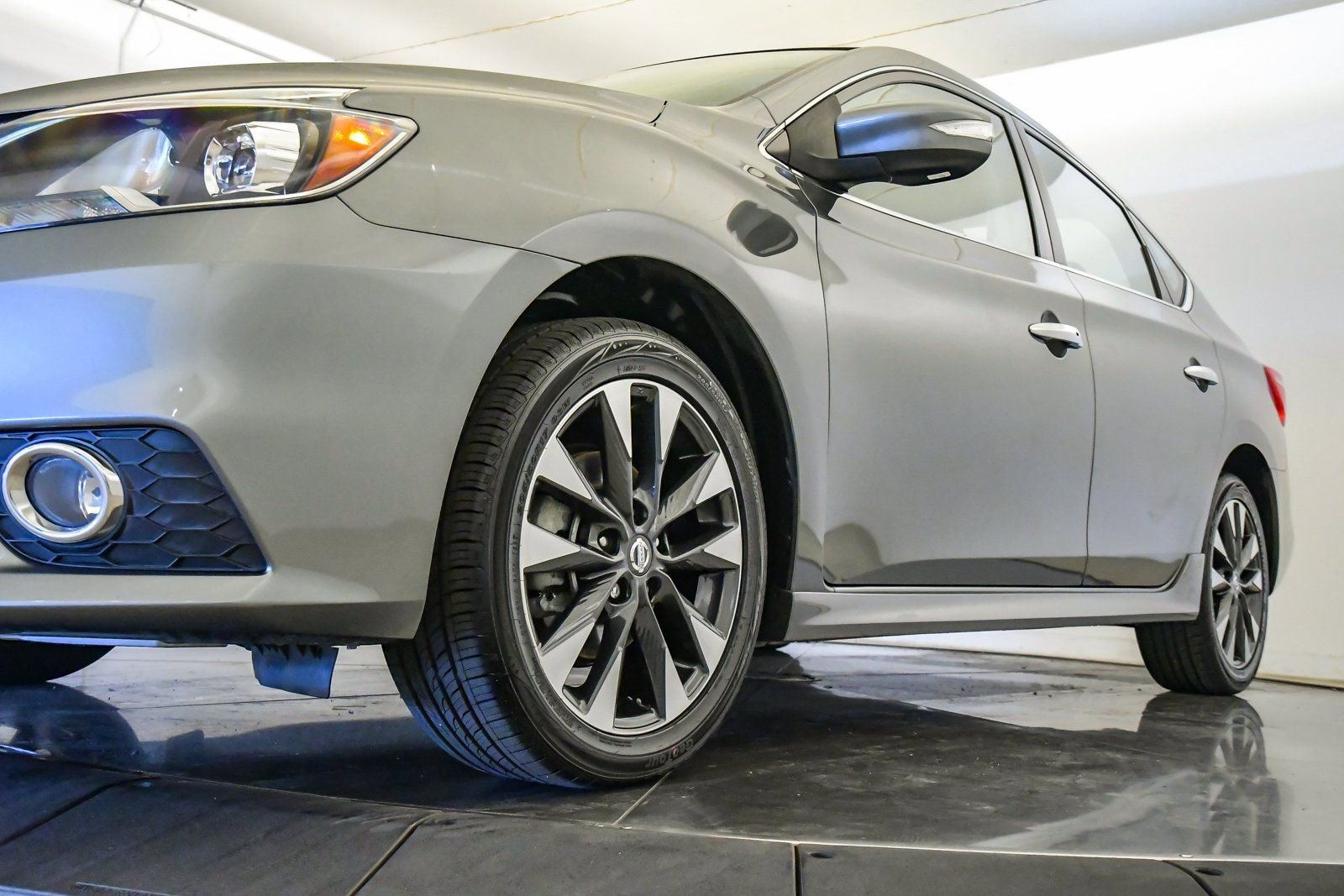 Used 2017 Nissan Sentra SR image 9