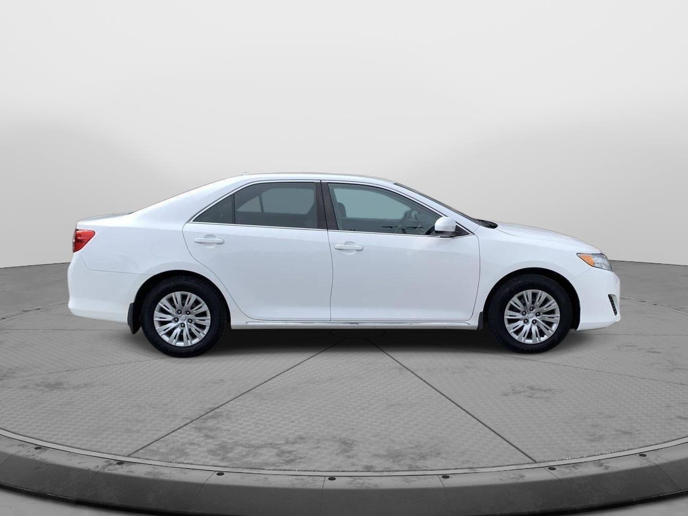 Used 2014 Toyota Camry LE FWD image 2