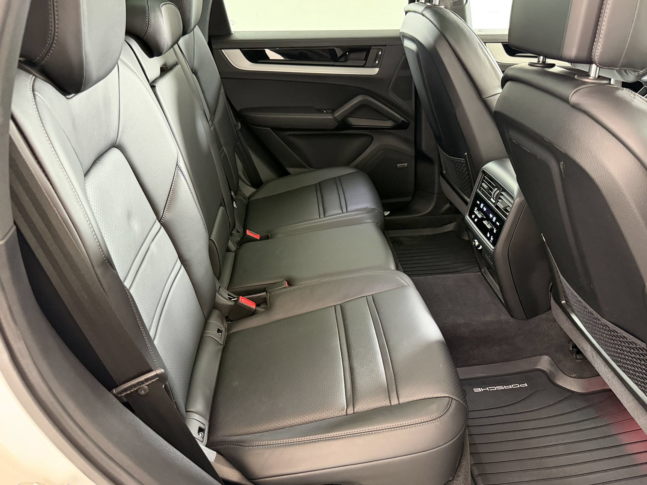 Certified 2024 Porsche Cayenne AWD/4WD image 32