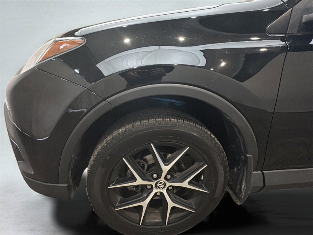 Used 2016 Toyota RAV4 SE image 3
