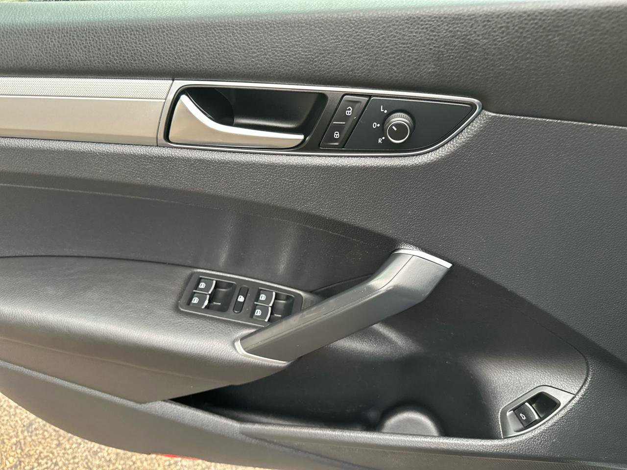 Used 2017 Volkswagen Passat 1.8T S image 15