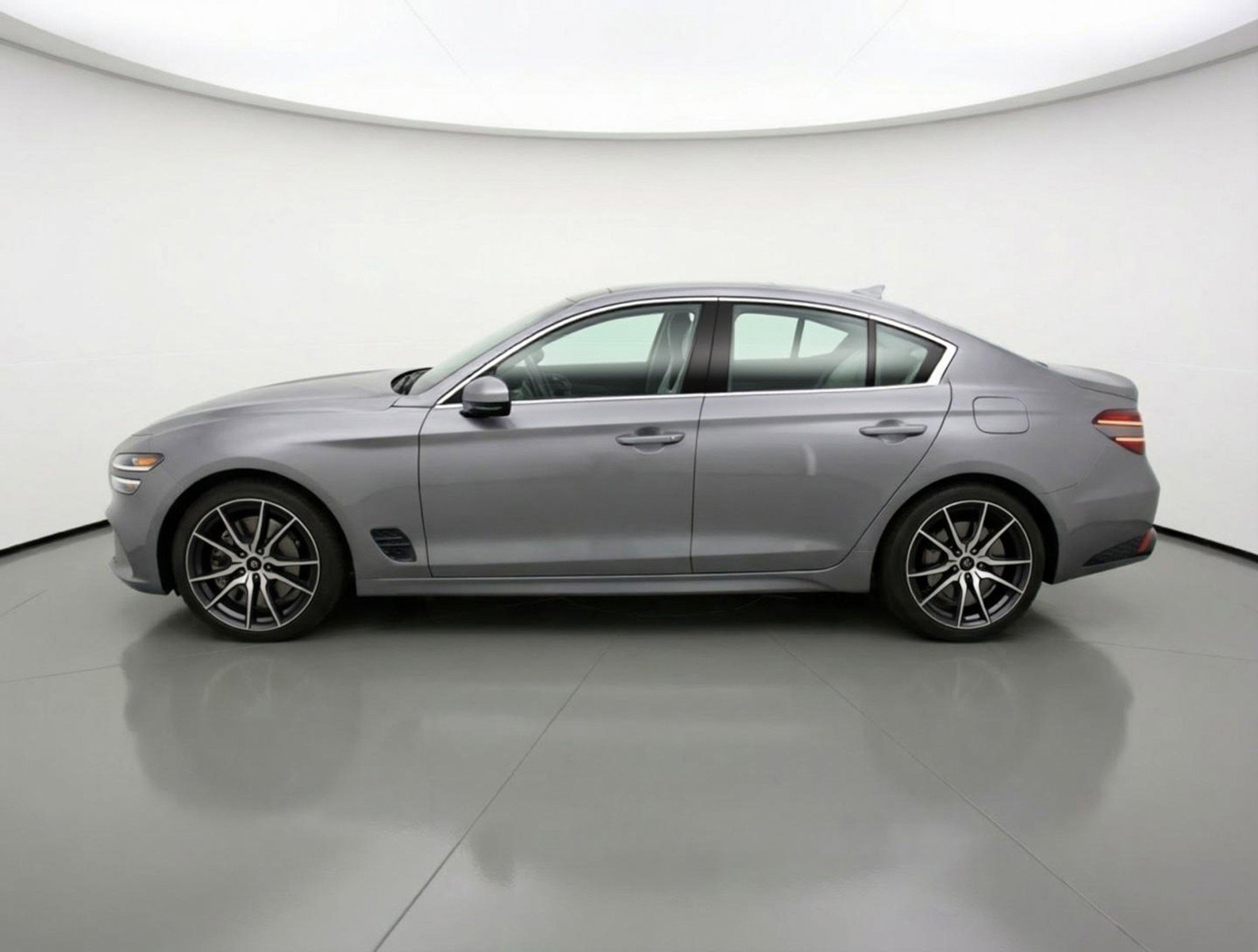 Used 2025 Genesis G70 2.5T image 5