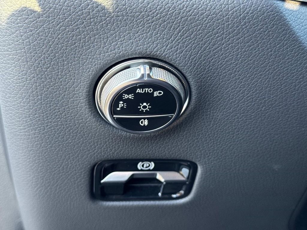 Used 2025 Mercedes-Benz GLC 300 4MATIC image 27