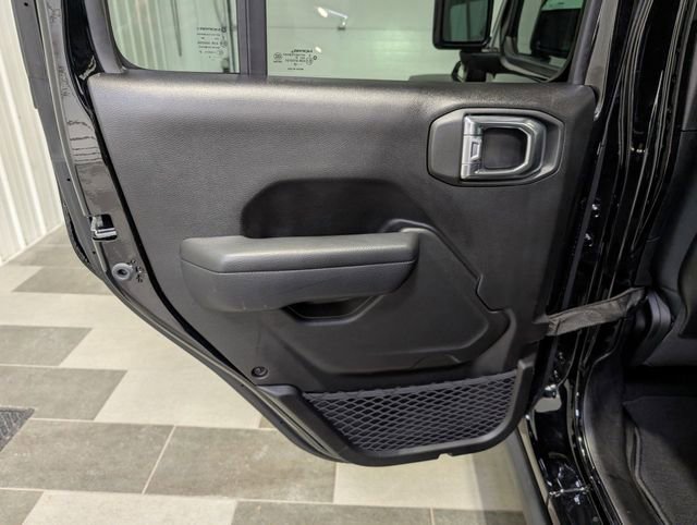 Used 2025 Jeep Wrangler Unlimited Rubicon 4xe w/ Convenience Group AWD/4WD image 9