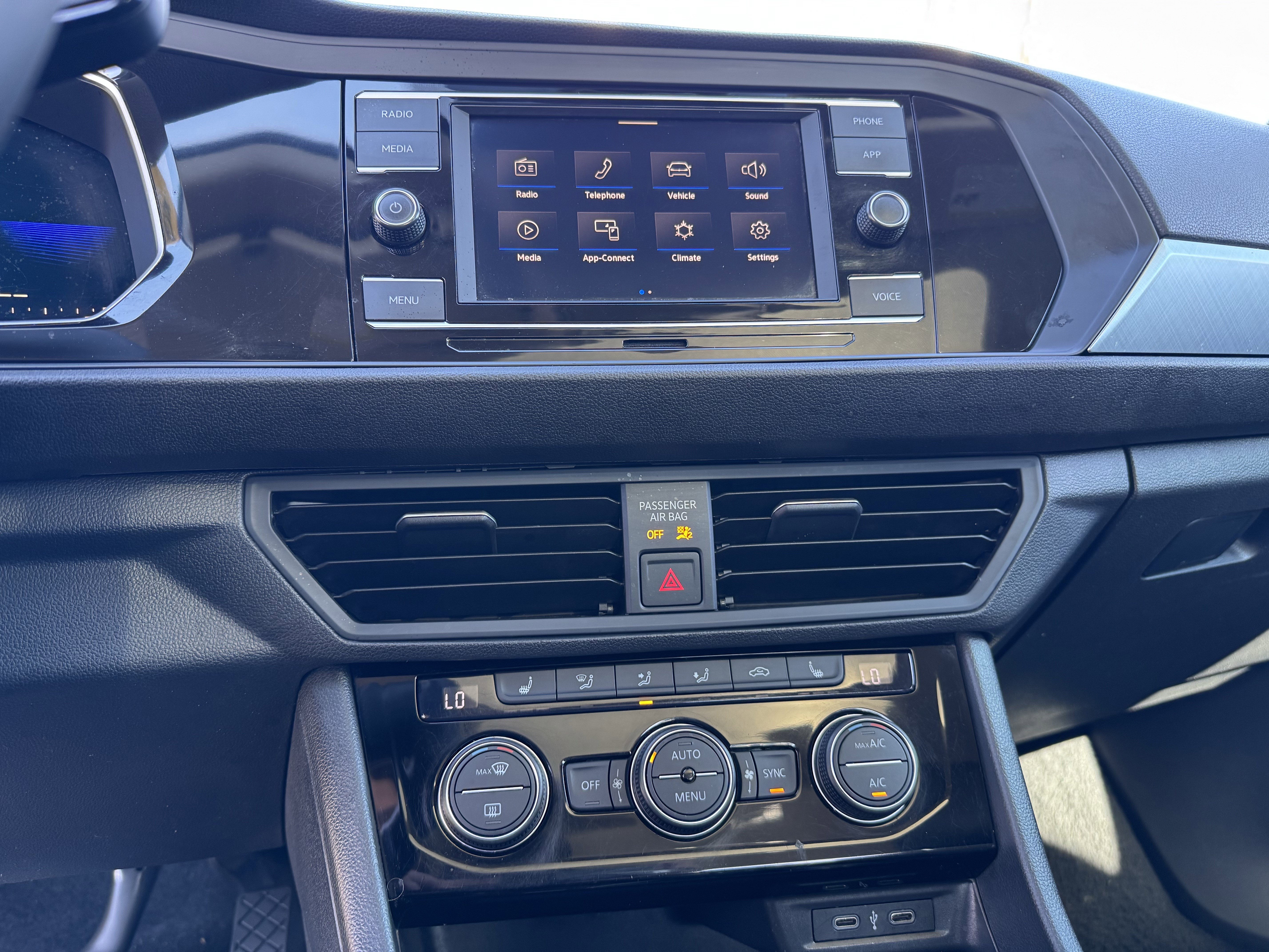 Used 2022 Volkswagen Jetta SE w/ Panoramic Sunroof Package image 24