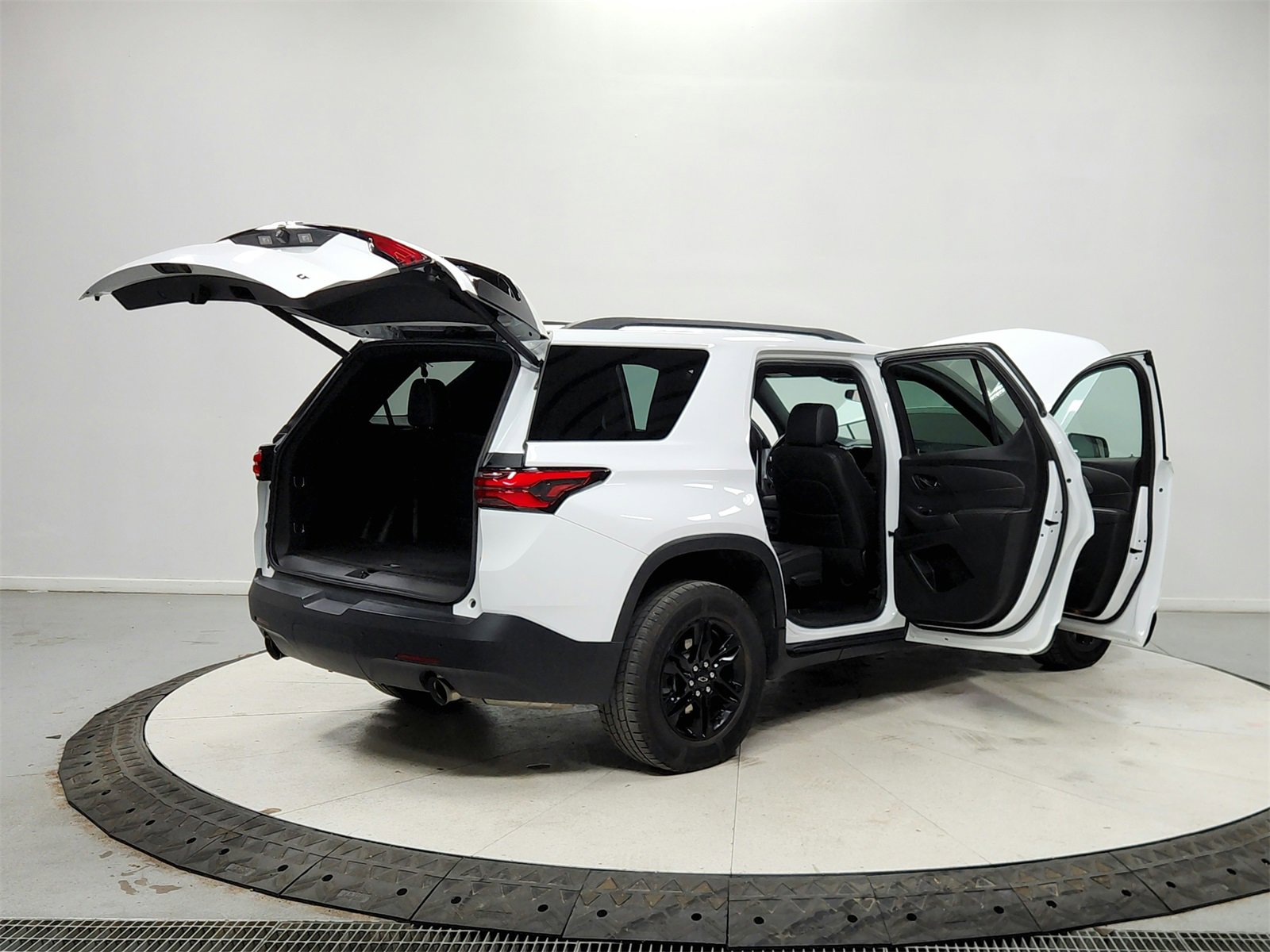 Used 2022 Chevrolet Traverse LT w/ Midnight/Sport Edition image 15