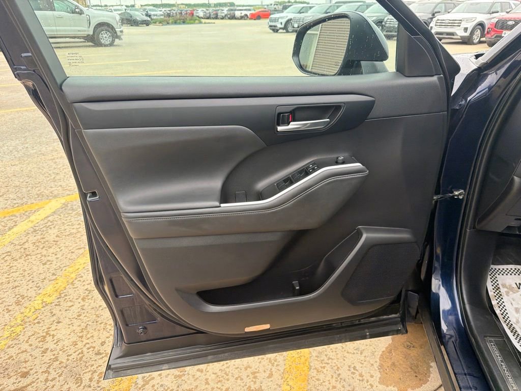 Used 2022 Toyota Highlander XLE AWD/4WD image 9