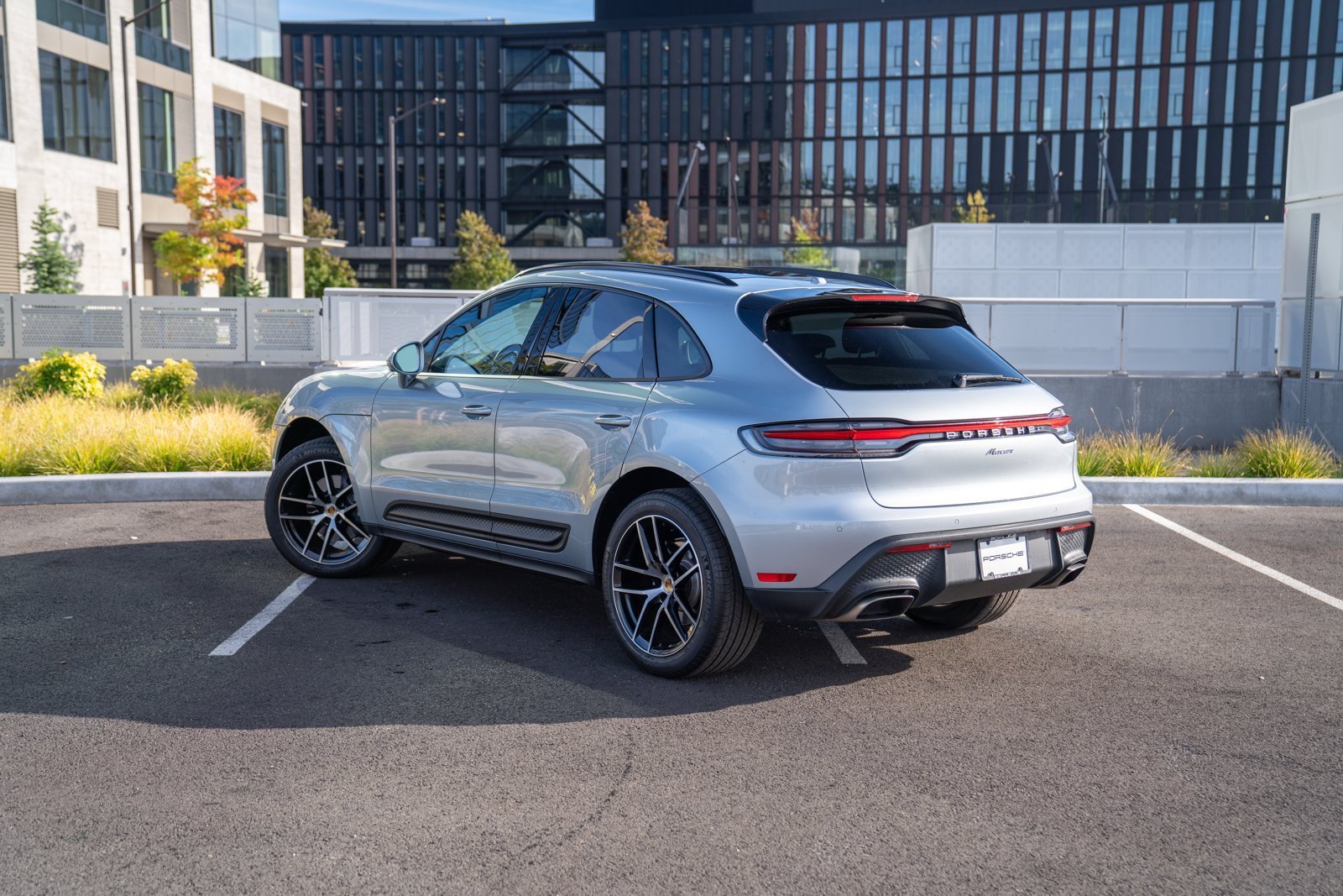 Certified 2026 Porsche Macan AWD/4WD image 3