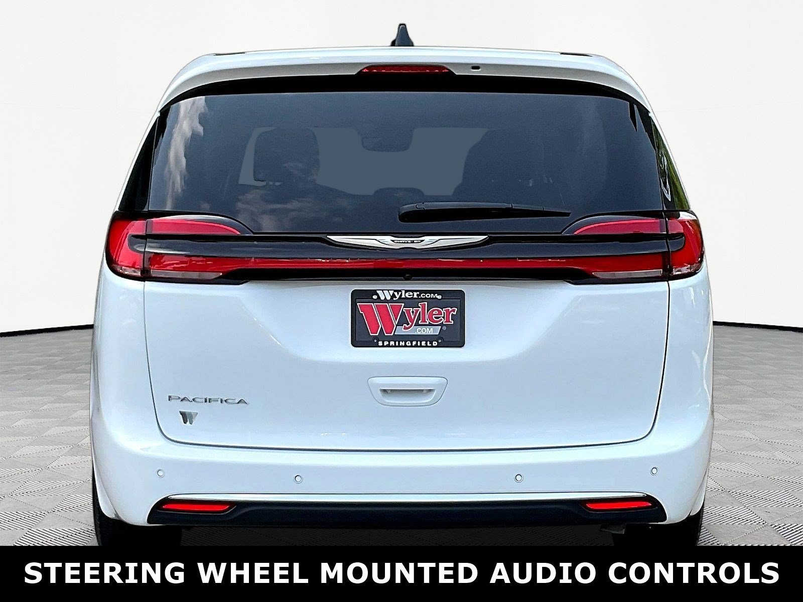 Used 2024 Chrysler Pacifica Touring-L FWD image 5
