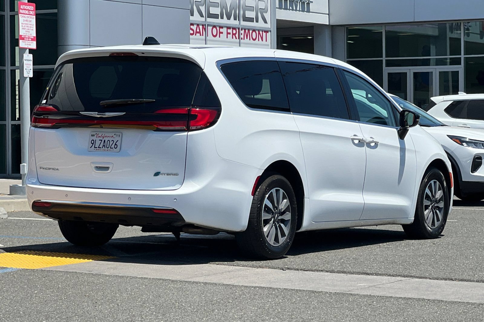 Used 2024 Chrysler Pacifica Limited FWD image 4
