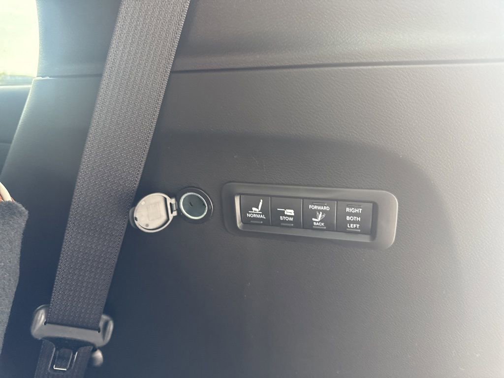 New 2026 Chrysler Pacifica Pinnacle image 50