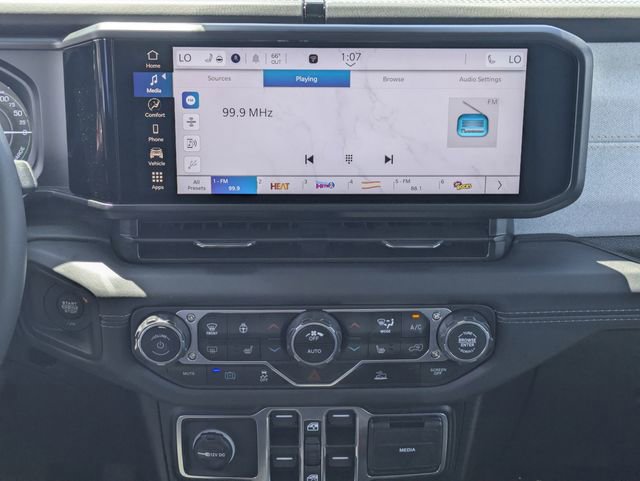 Used 2025 Jeep Wrangler Unlimited Sahara image 17