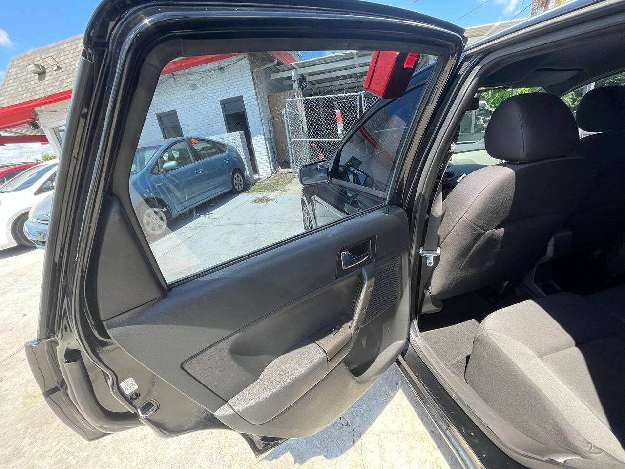 Used 2011 Ford Focus SES FWD image 13