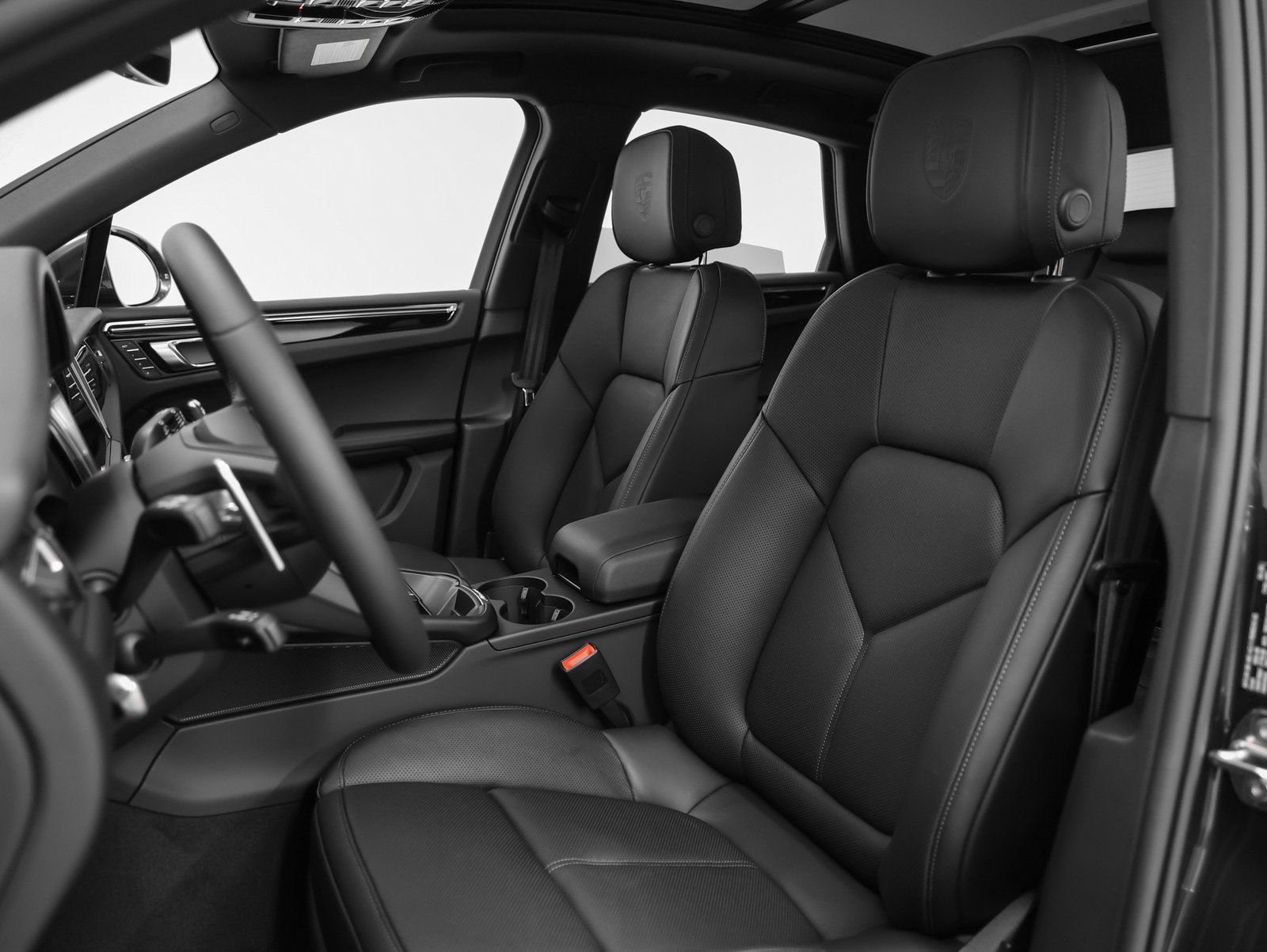 Certified 2025 Porsche Macan image 5