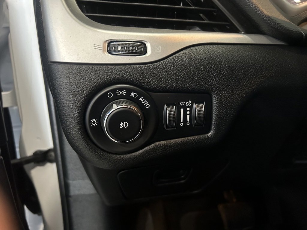 Used 2018 Jeep Cherokee Latitude Plus w/ Cold Weather Group image 17