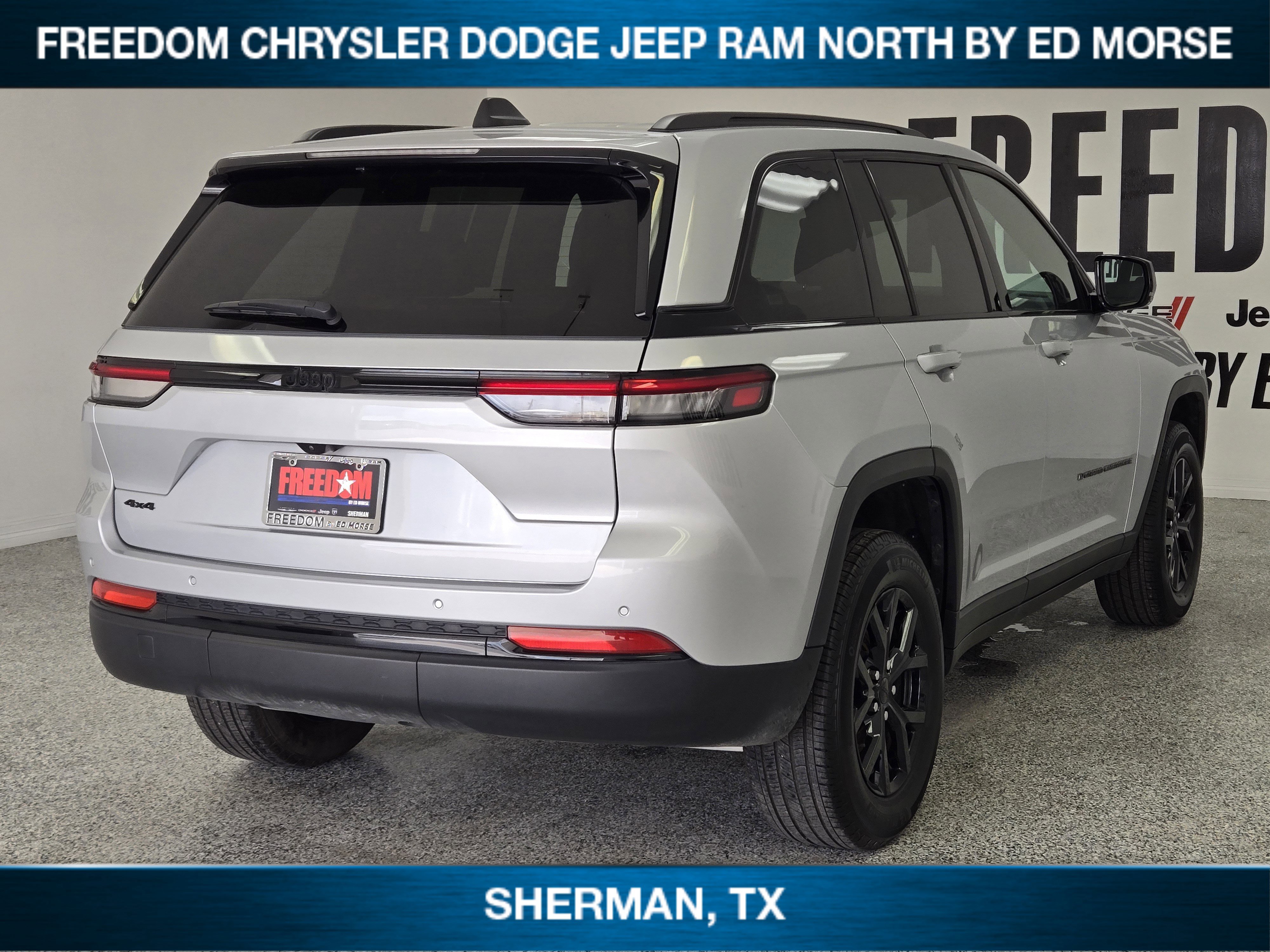 Used 2025 Jeep Grand Cherokee Altitude AWD/4WD image 3