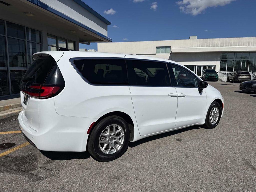 Used 2024 Chrysler Pacifica Touring-L image 8