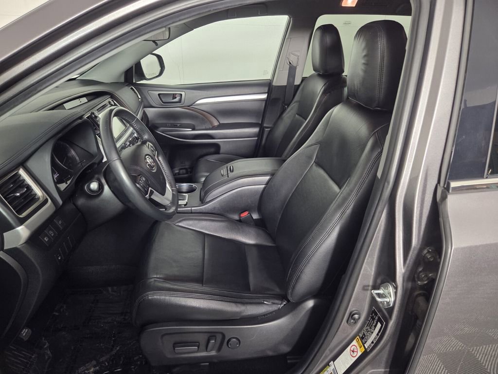 Used 2019 Toyota Highlander Plus FWD image 11
