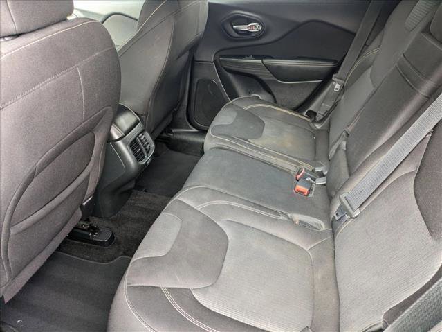 Used 2015 Jeep Cherokee Latitude w/ Comfort/Convenience Group image 17
