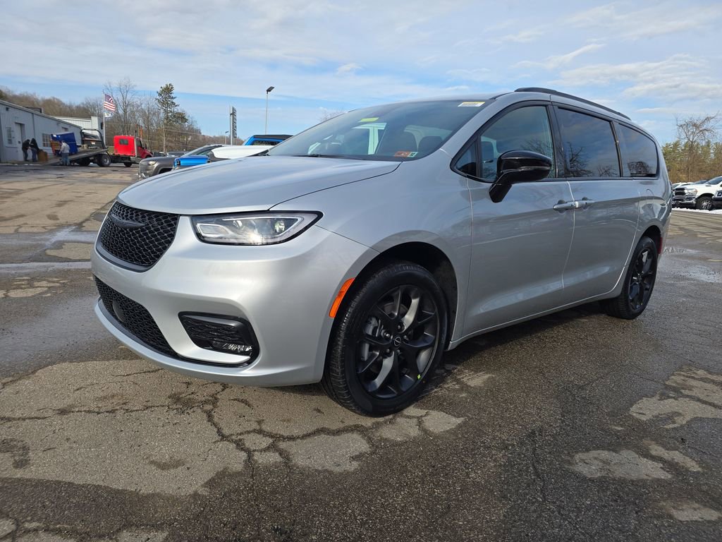 New 2026 Chrysler Pacifica Select w/ S Appearance Package image 9