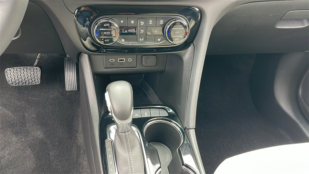 Used 2022 Buick Encore GX Select image 19