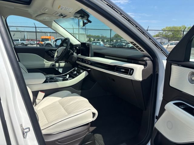 Certified 2024 Lincoln Aviator Black Label w/ Class IV Trailer Tow Package AWD/4WD image 8