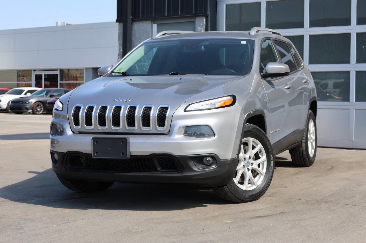 Used 2016 Jeep Cherokee Latitude w/ Comfort & Sound Group AWD/4WD image 3