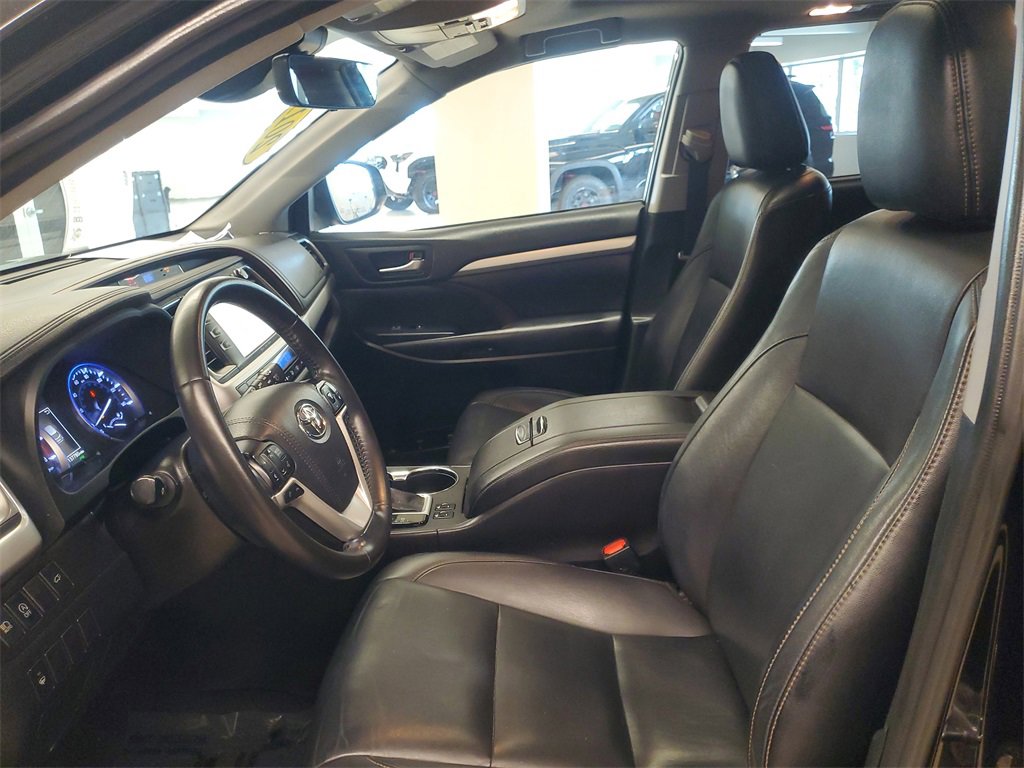 Used 2019 Toyota Highlander XLE image 16