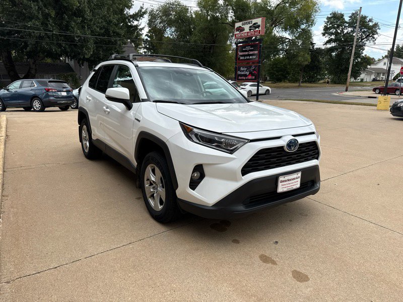 Used 2020 Toyota RAV4 XLE image 3