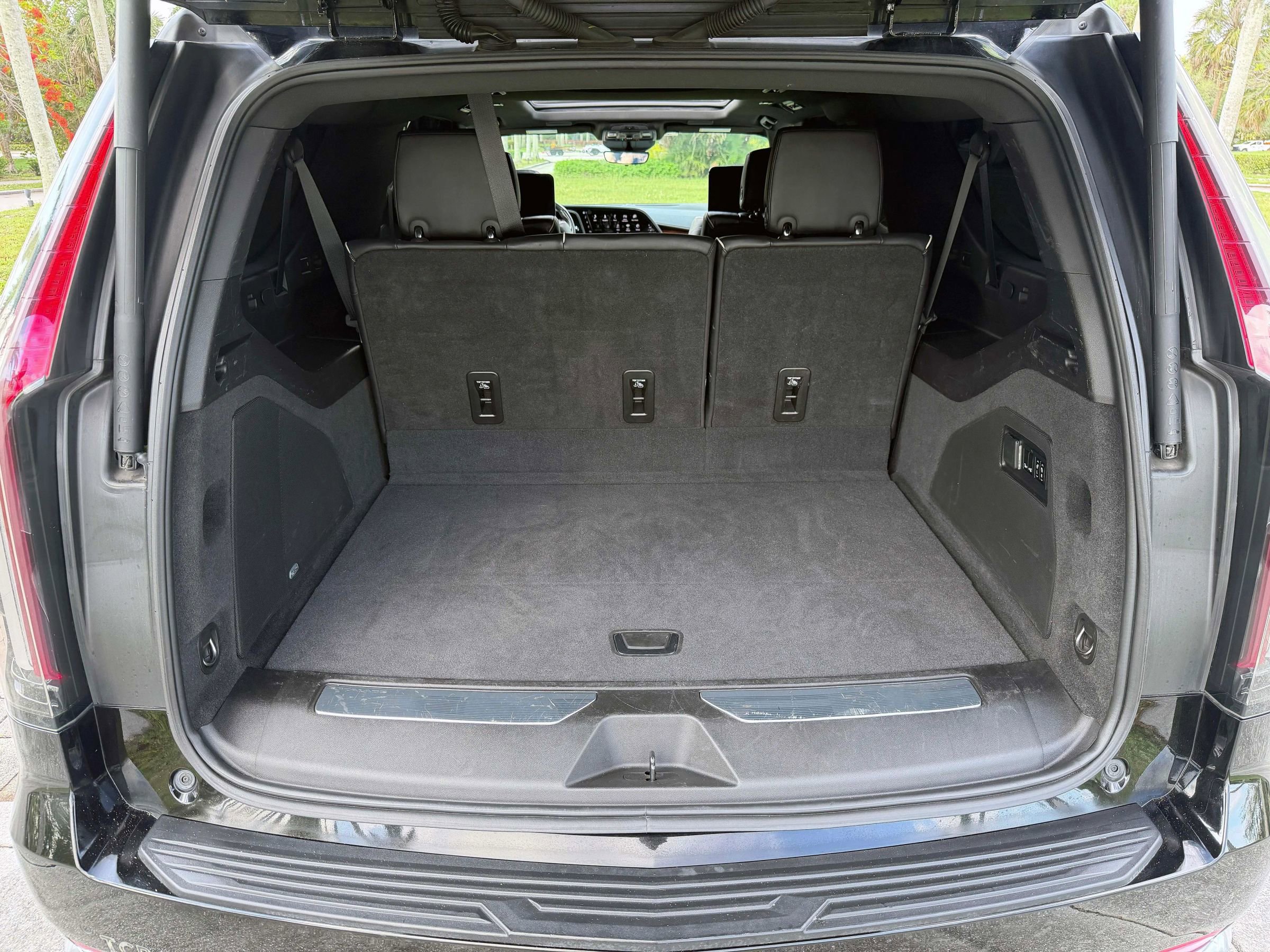 Used 2021 Cadillac Escalade ESV Premium Luxury w/ Performance Package RWD image 49
