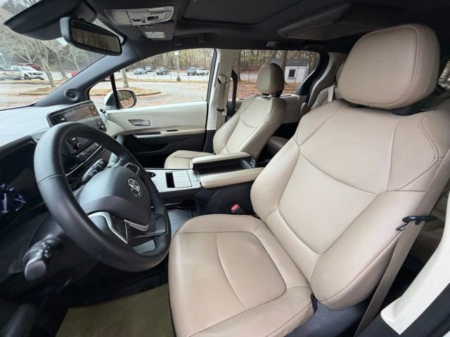 Used 2021 Toyota Sienna XLE image 13