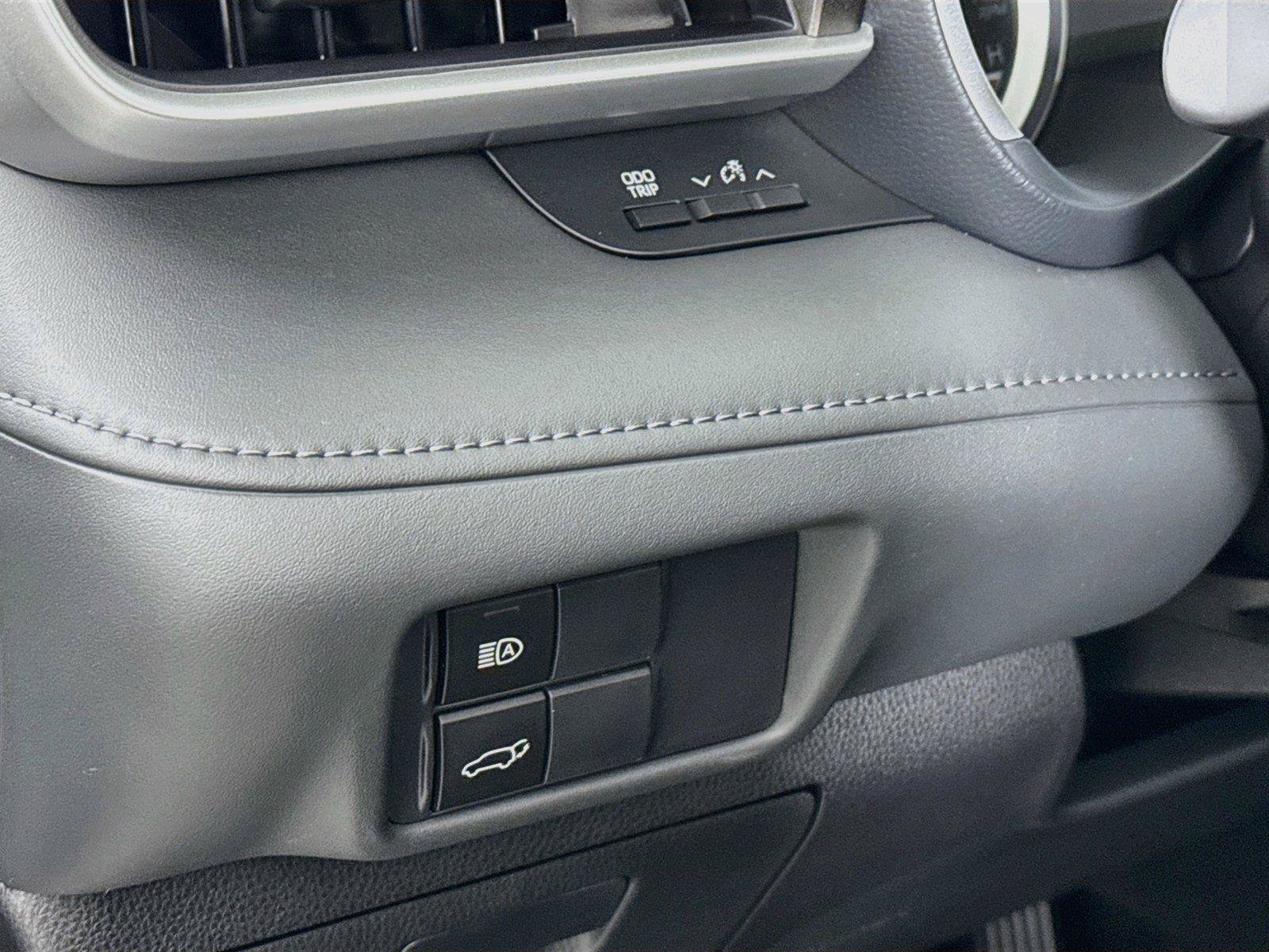 Used 2022 Toyota Highlander XLE FWD image 16