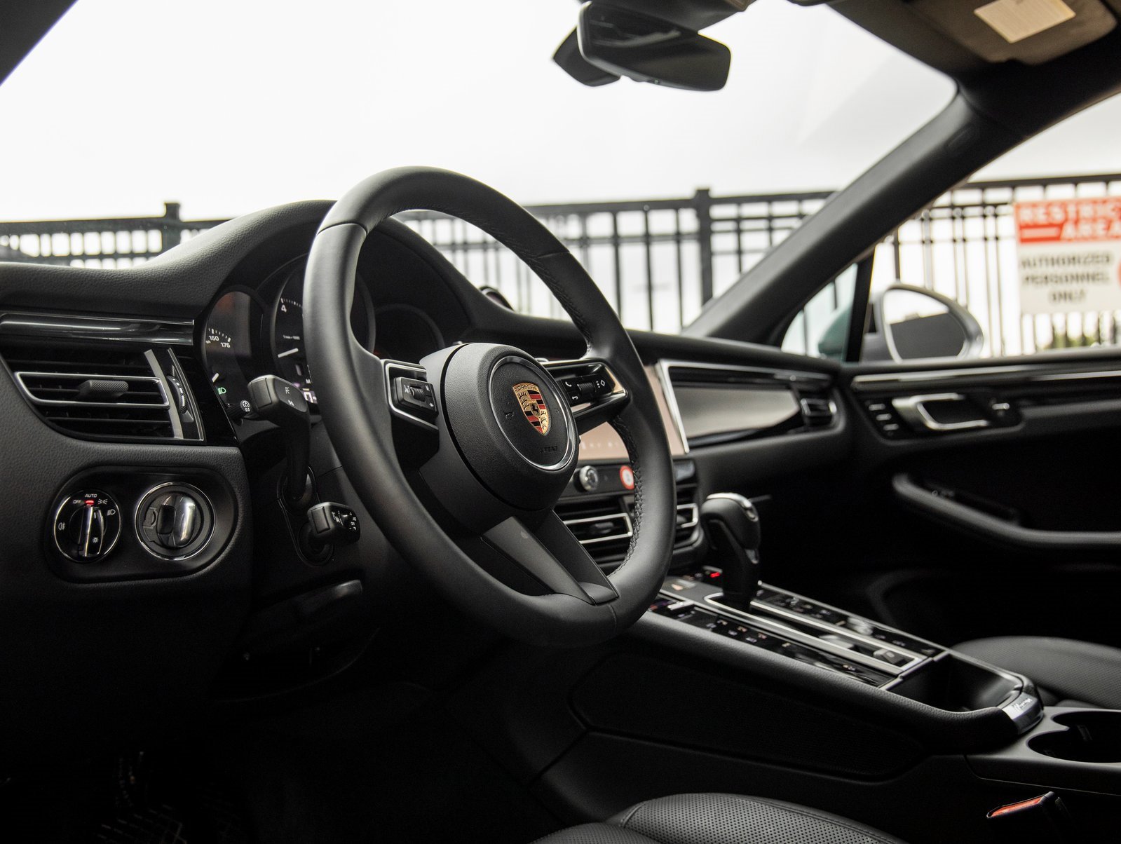 Used 2025 Porsche Macan image 4