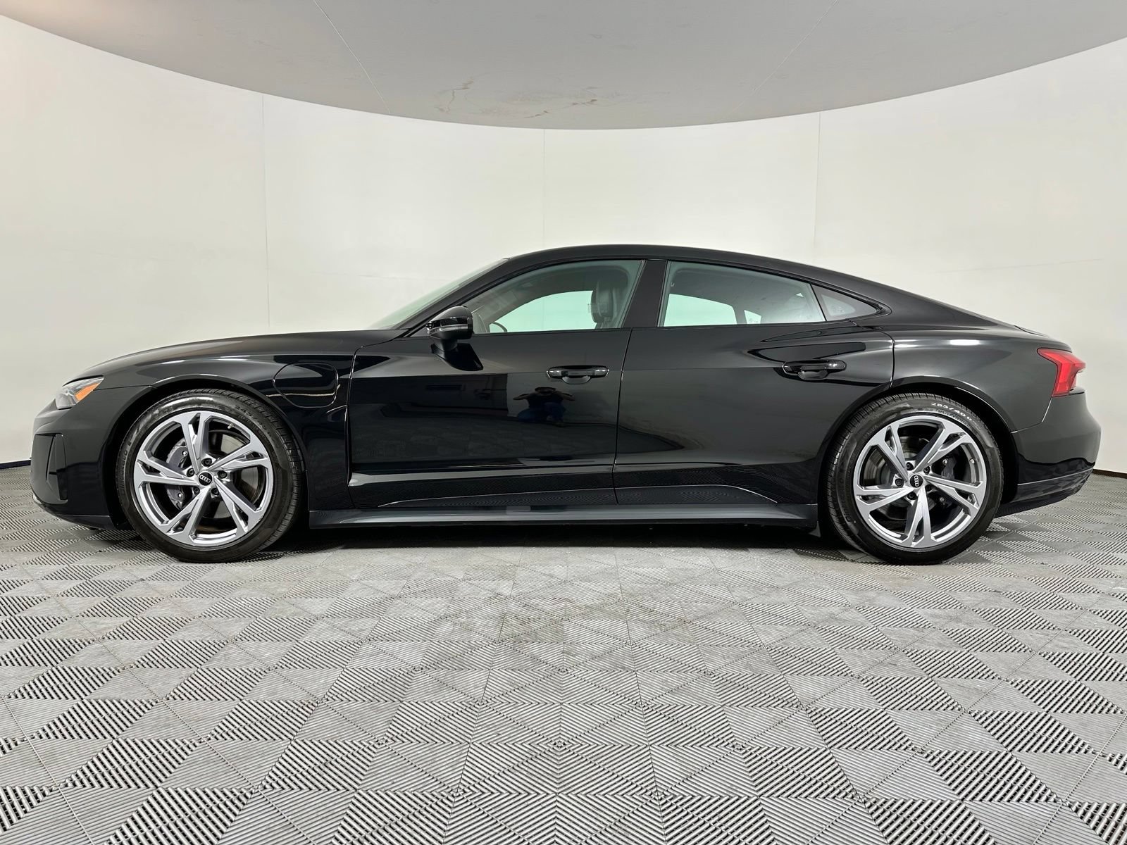 Used 2024 Audi e-tron GT Premium Plus AWD/4WD image 17