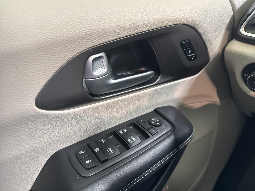 Used 2024 Chrysler Pacifica Touring-L image 19