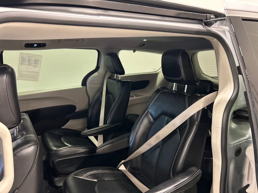 Used 2022 Chrysler Pacifica Touring-L image 29