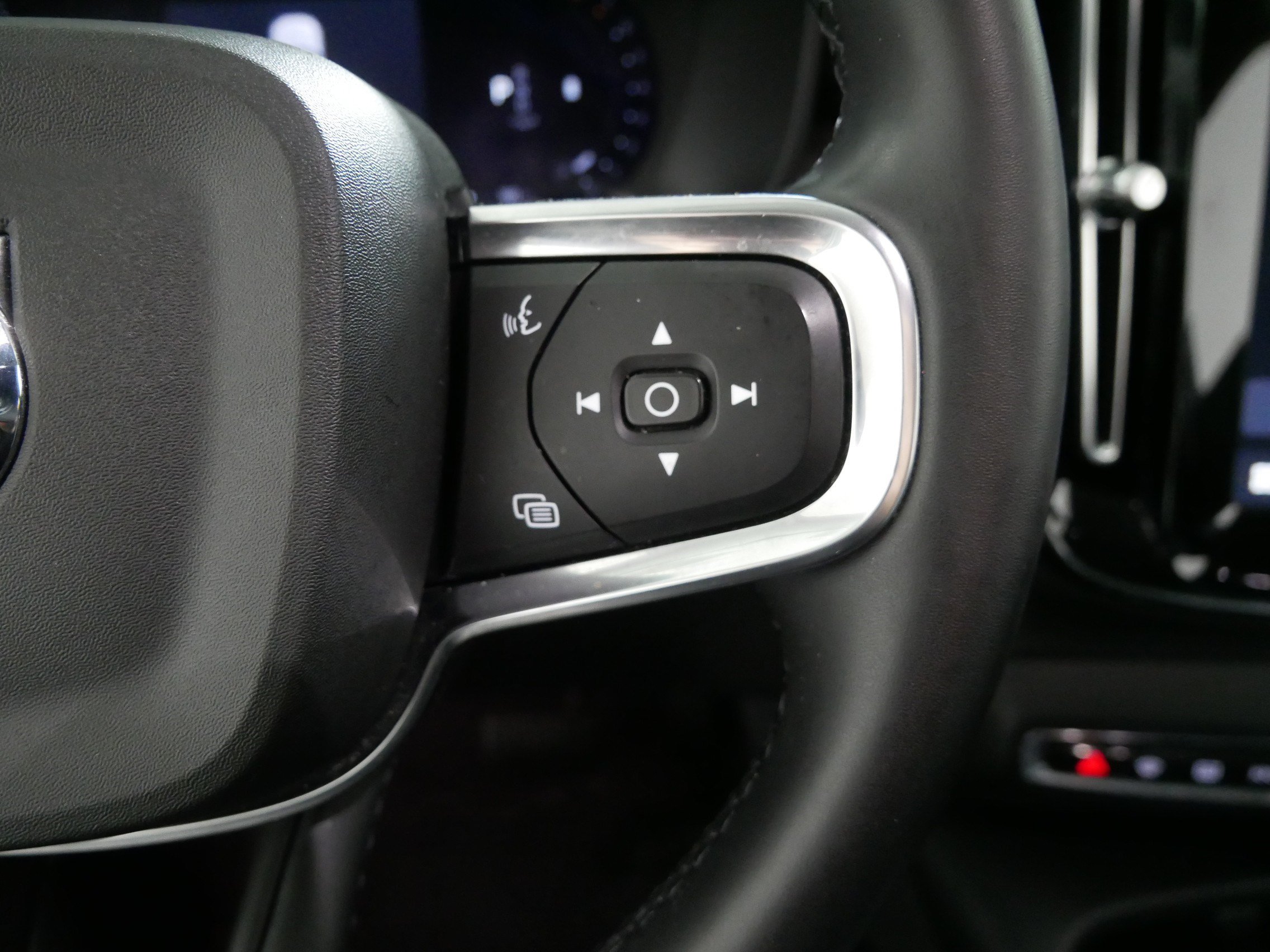 Used 2023 Volvo XC40 B5 Plus w/ Driver Assist Package AWD/4WD image 28