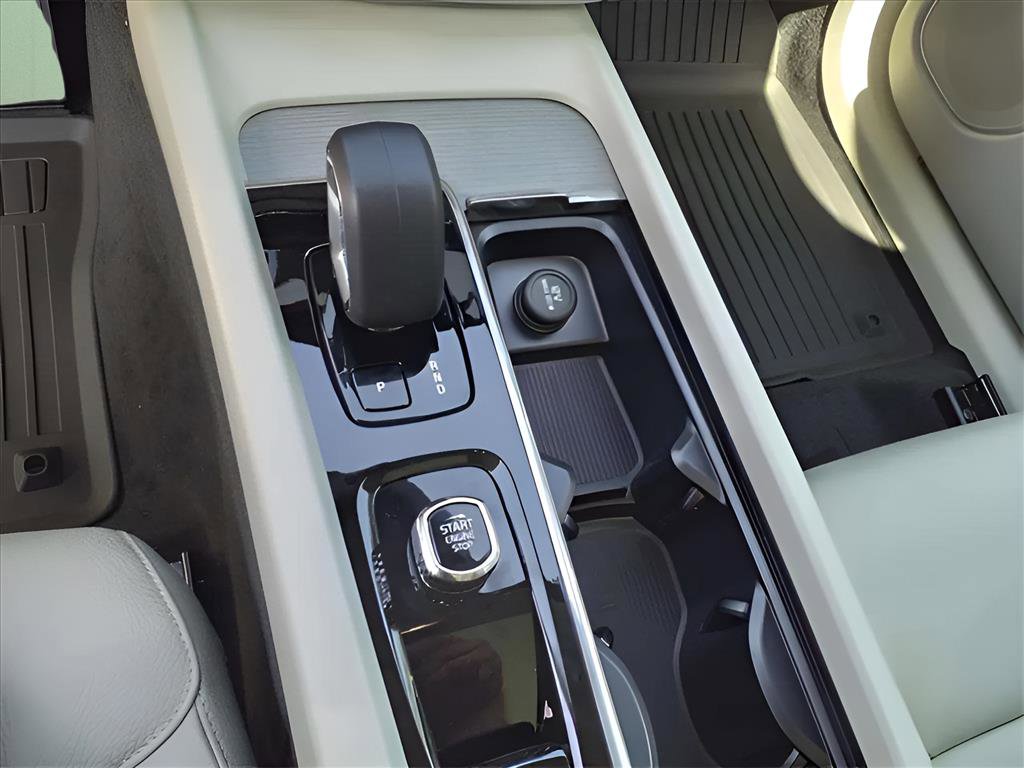 Used 2025 Volvo XC60 T8 Plus w/ Protection Package Premier image 27