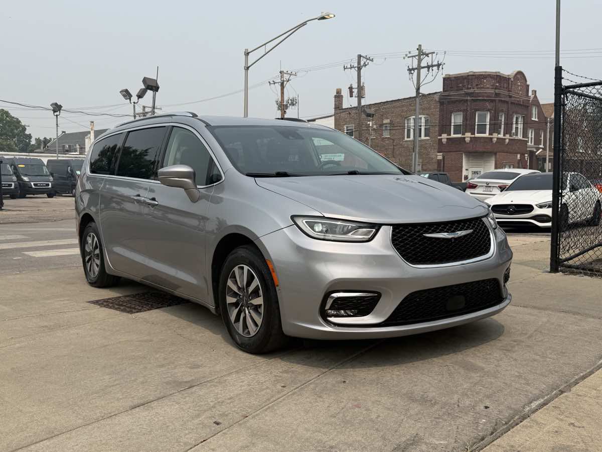 Used 2021 Chrysler Pacifica Touring-L FWD image 3