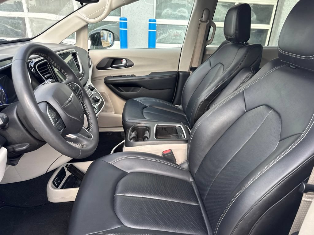 Used 2024 Chrysler Pacifica Touring-L FWD image 16