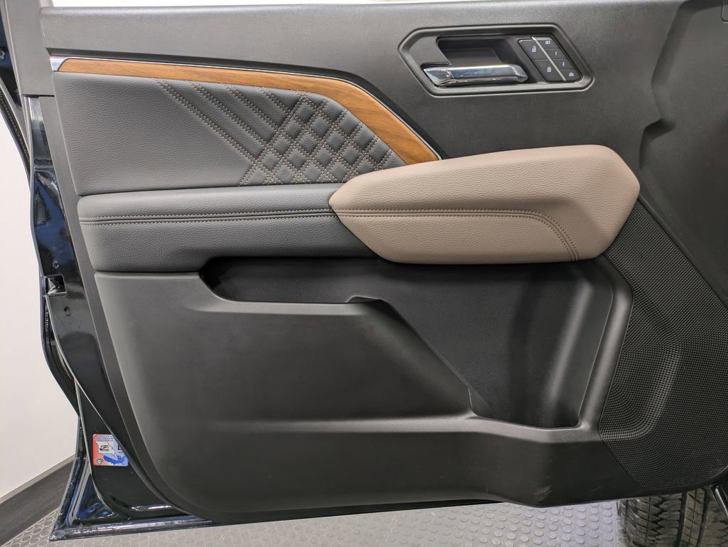 Used 2025 GMC Canyon Denali image 8