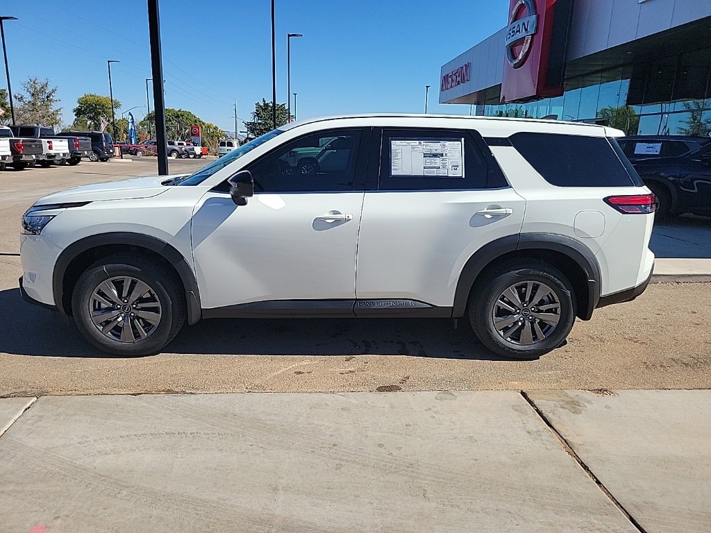 New 2025 Nissan Pathfinder S image 4